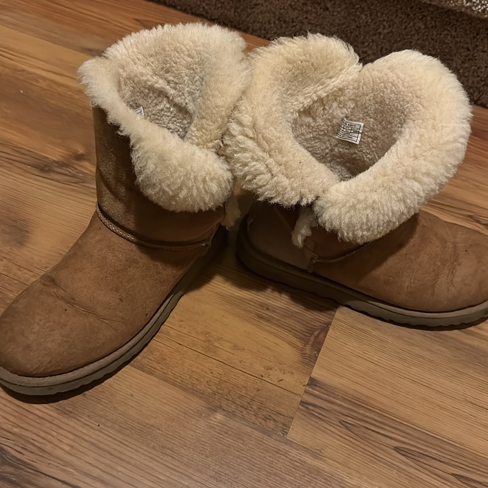 Ugg Bailey Button Boots in Chesnut